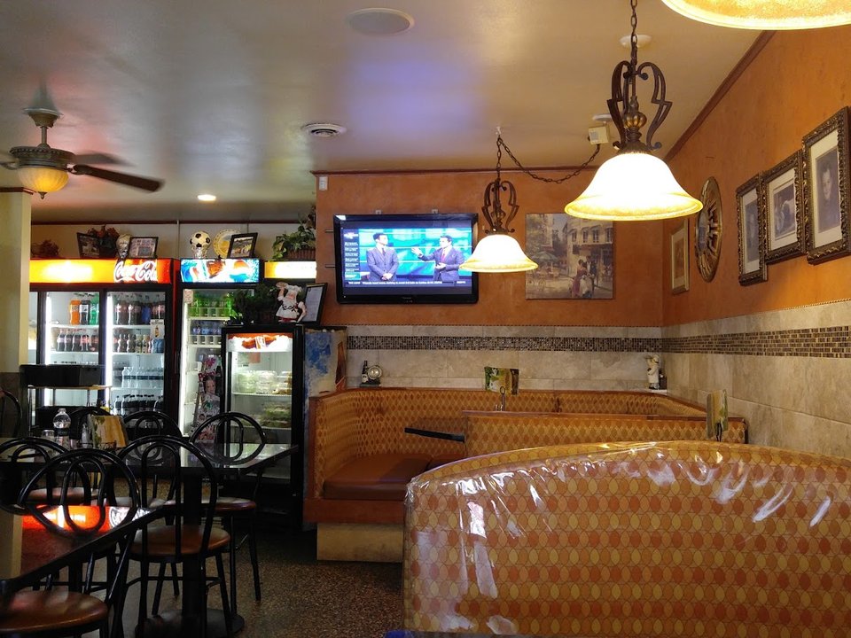 Casual pizza restaurant dining room